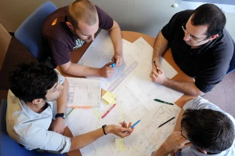 Mitarbeiter_brainstormen_am_Tisch